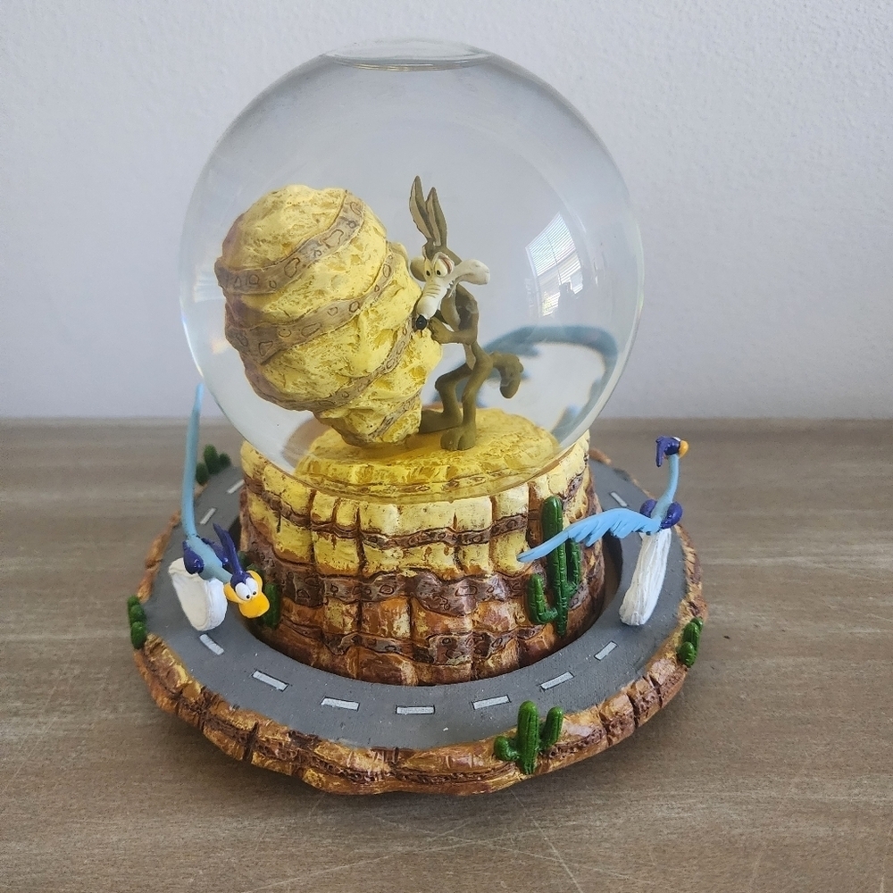 Rare Warner Bros. Road Runner and Wile E. Coyote Musical Snow Globe Vintage 1996